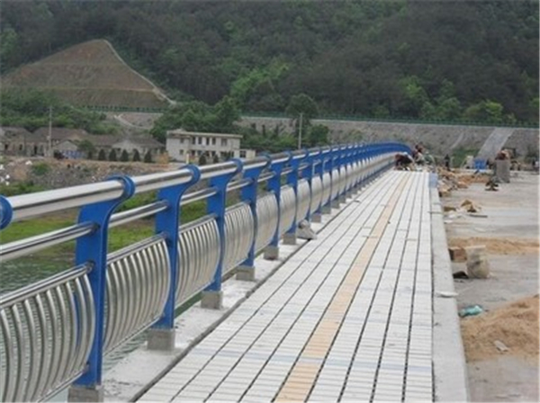南川不锈钢桥梁护栏的特性及其在现代建筑中的应用